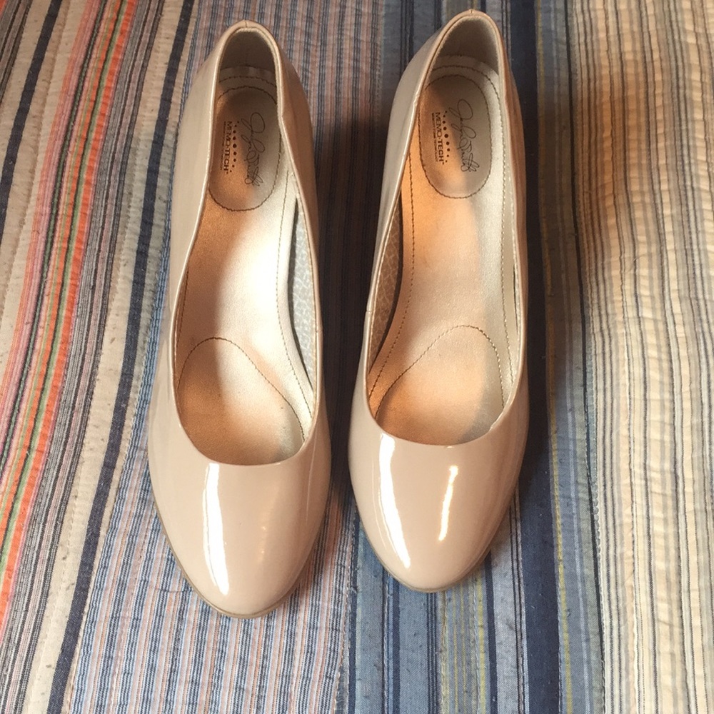 Nude pumps